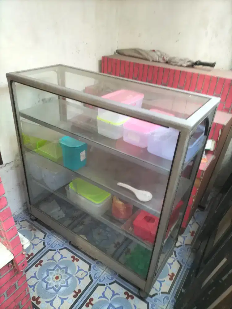 Etalase kaca layak pakai