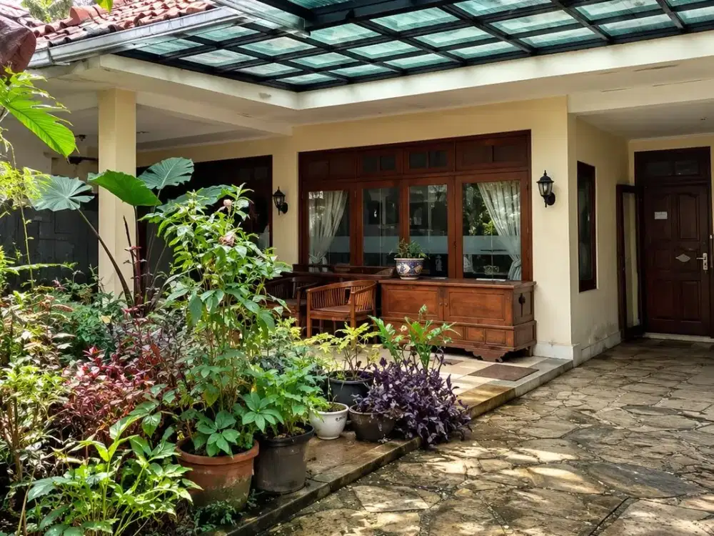 DIJUAL RUMAH HITUNG TANAH AREA PREMIUM SENOPATI, DEKAT JL.SURYO KEBAYORAN BARU JAKARTA SELATAN
