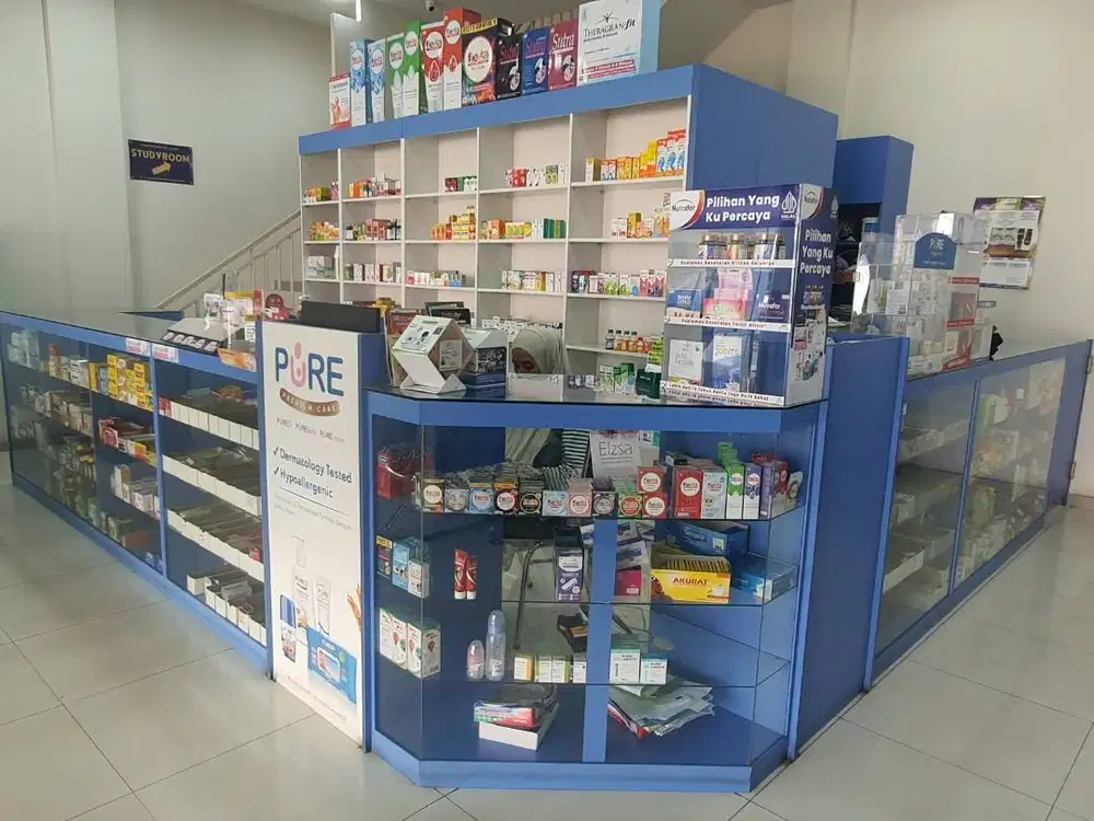 RAK-LEMARI ETALASE APOTEK, LEMARI NARKOTIK & MEJA KONSULTASI APOTEKER