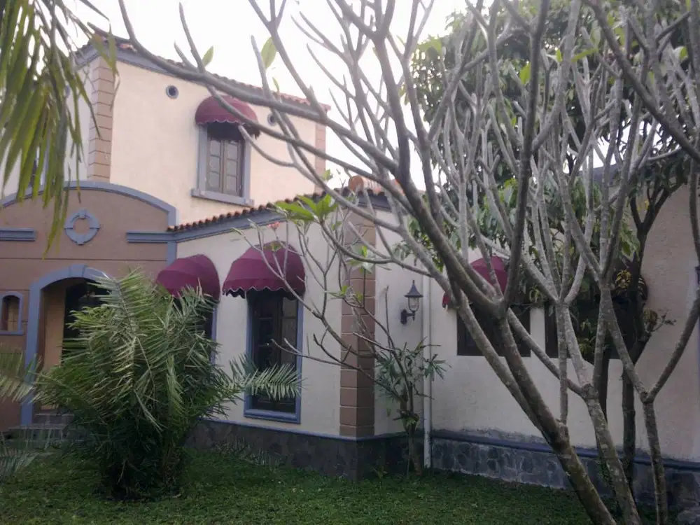 Rumah asri, luas, nyaman dan aman bergaya Spanyol