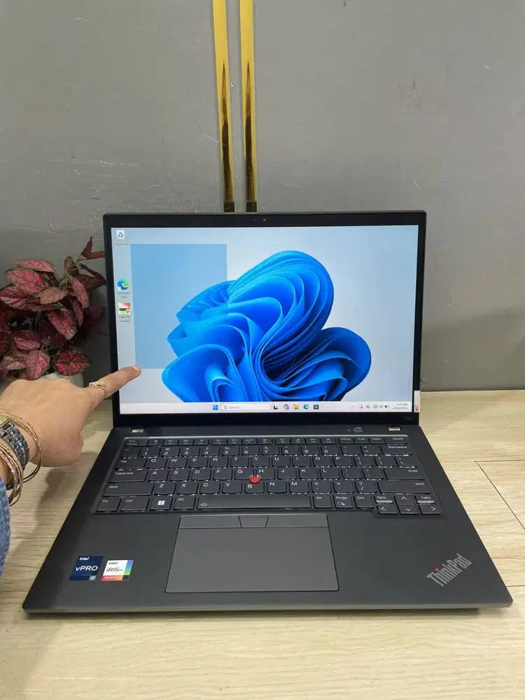 LAPTOP LENOVO T14s i5 GEN11 8/256 LAYAR 14 INCH TOUCHSREEN *ET