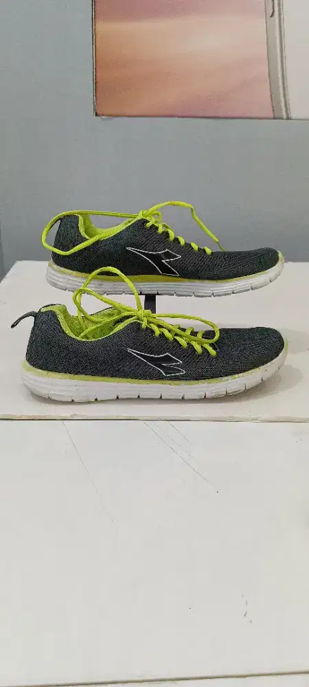 sepatu pria diadora,,motif rajut jala,ringan melangkah ,bahan sejuk