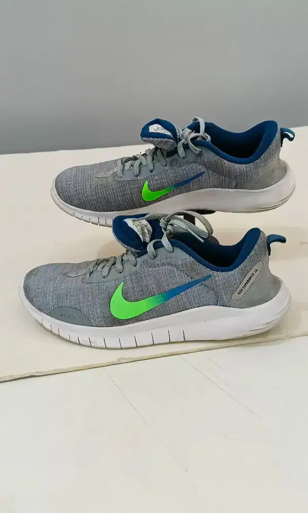 sepatu pria merk NIKE,bahan lembut,nyaman di kaki,tidak panas,ringan