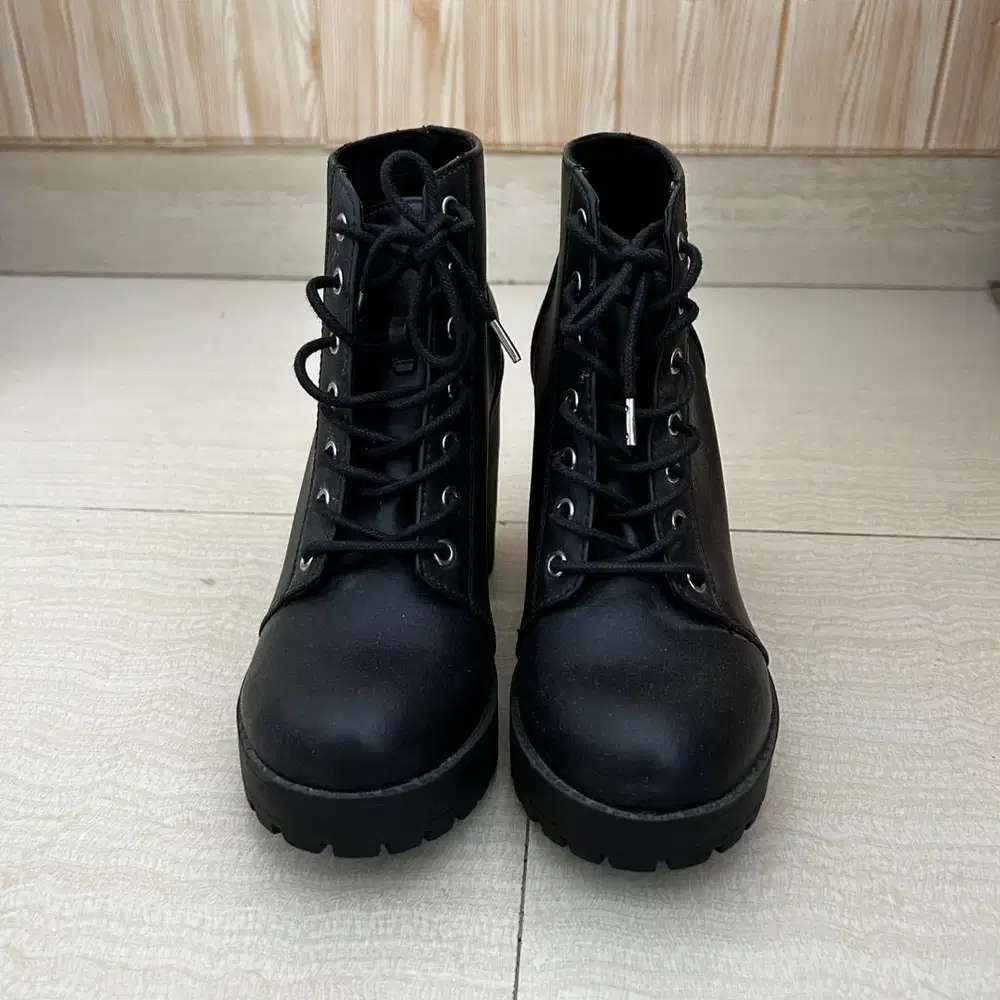 LIKE NEW! Sepatu Boots Heels 10cm HnM Ori
