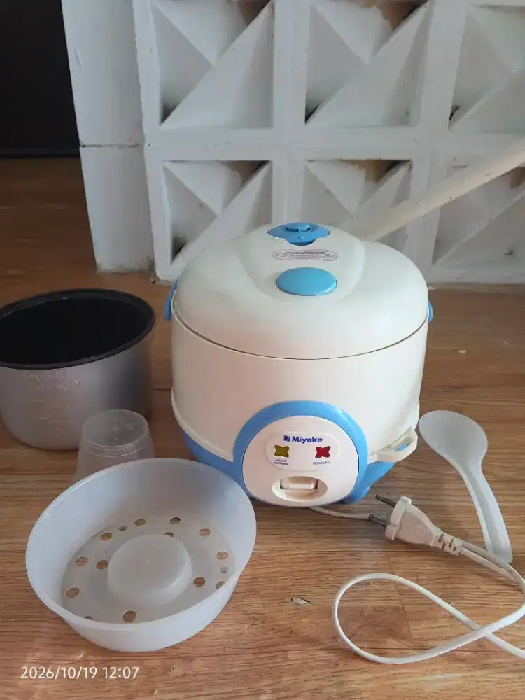 Rice cooker biru