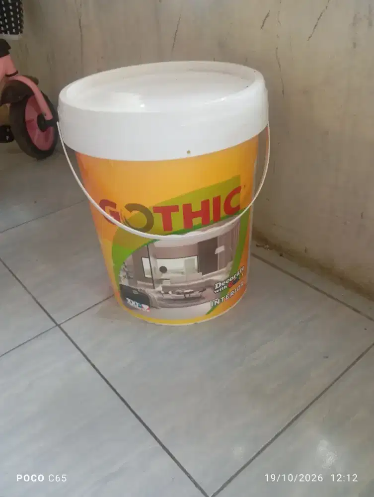 Cat tembok warna putih