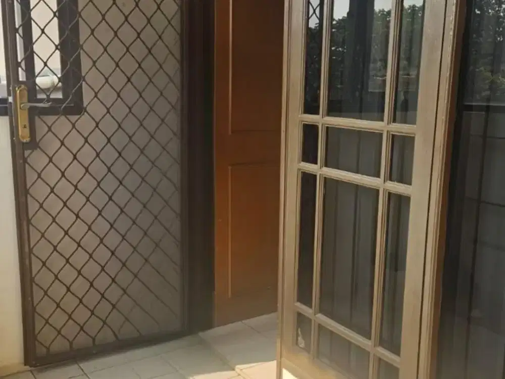 MURAH !! DISEWAKAN RUMAH LANTAI 2 SIAP HUNI KOSONGAN