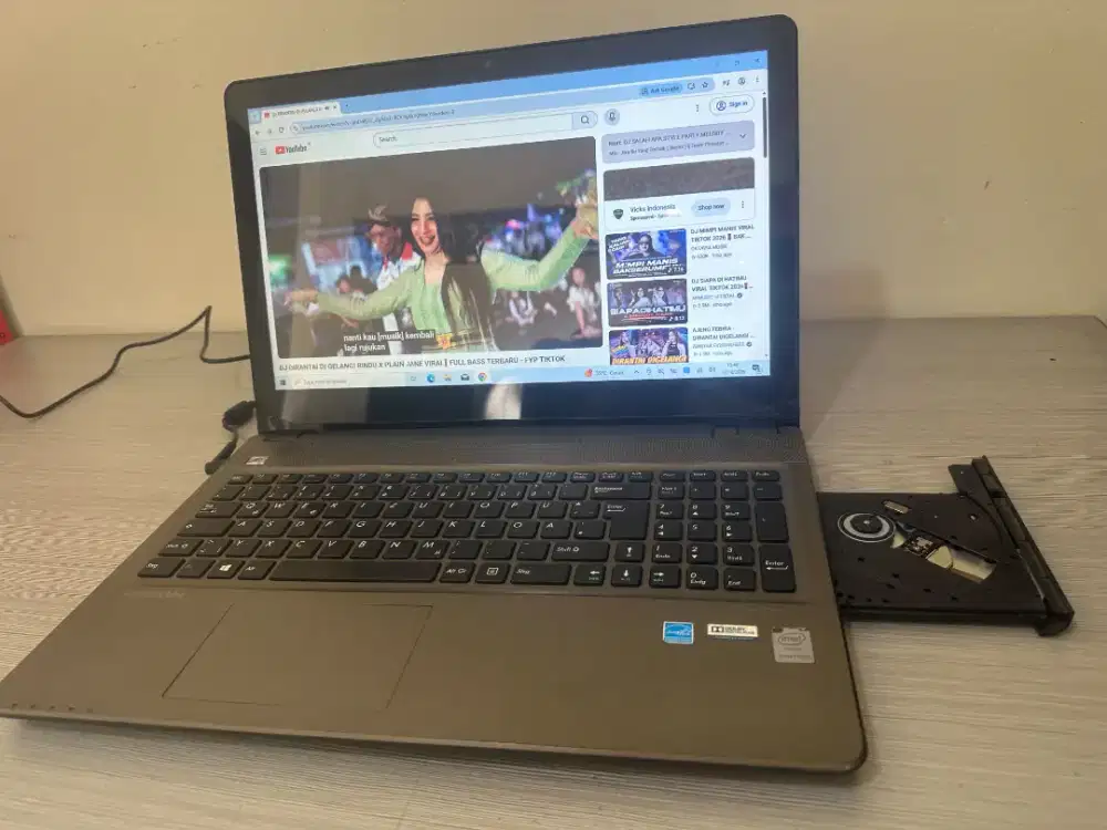 Laptop Geming MERION-AKOYA-Layar Sentuh-15Thoschren Intel 3558U/Normal