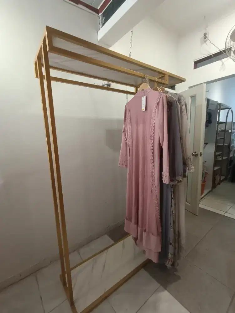 Gantungan baju untuk butik