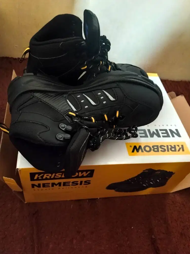 Sepatu safety second