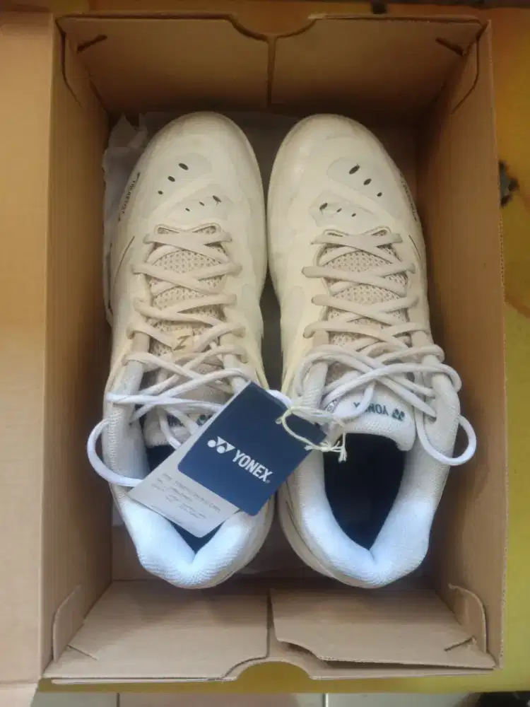 Dijual sepatu badminton bekas Yonex 65 Z MEN UK 42