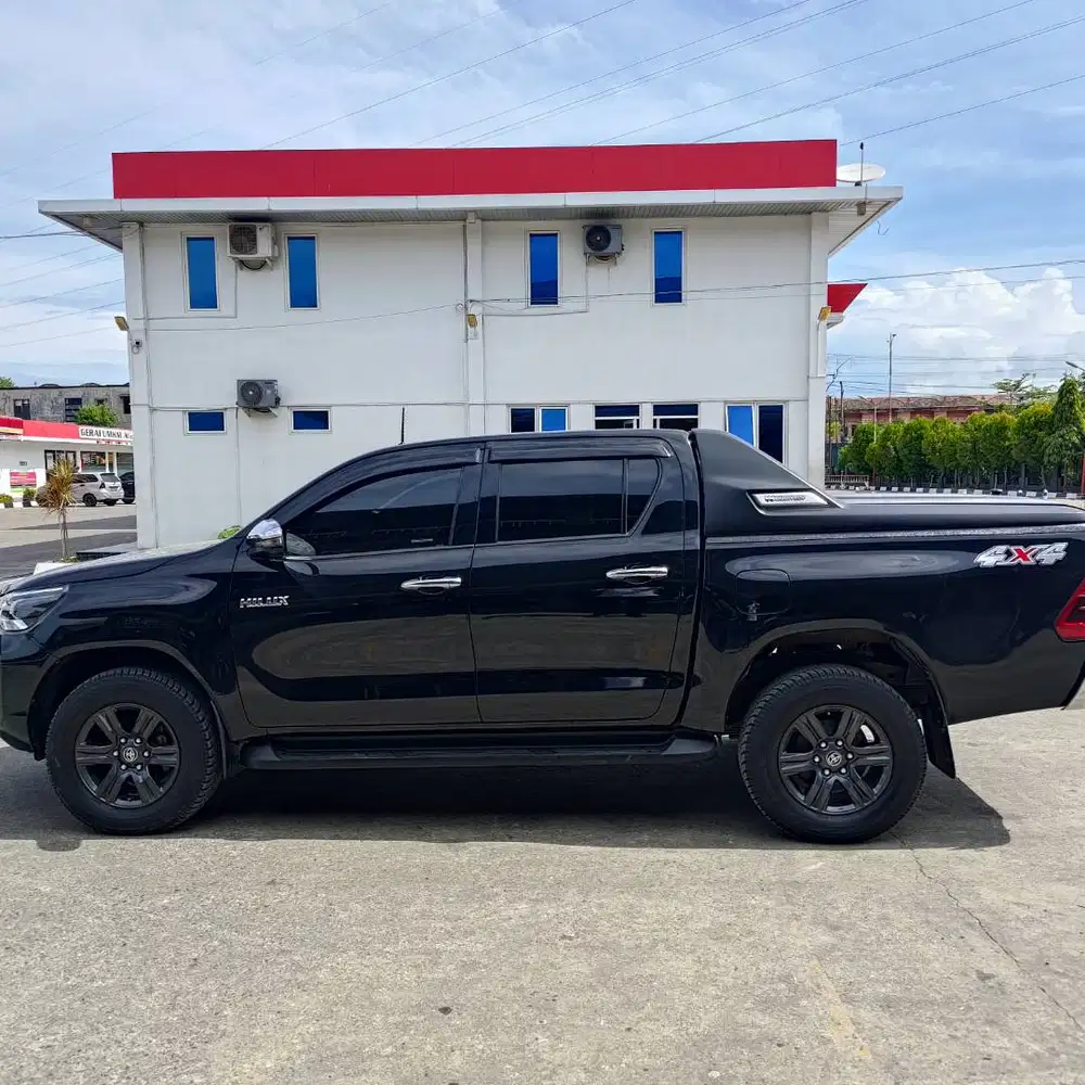 Toyota Hilux double cabin 4x4 tahun 2023 AT