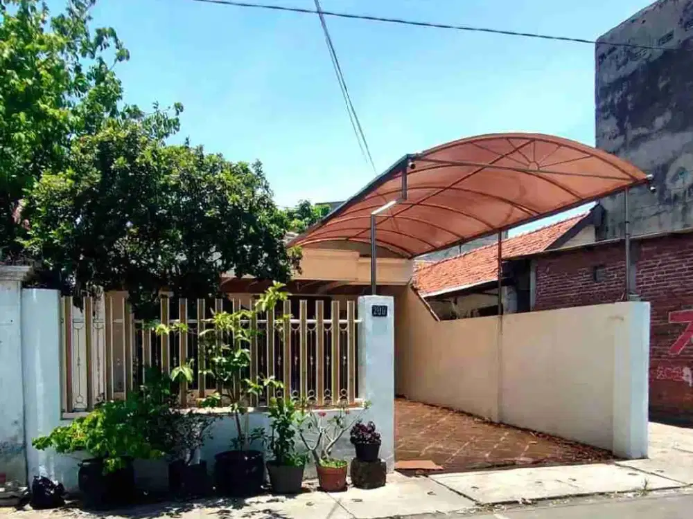 Disewakan rumah luas di petemon pusat kota surabaya