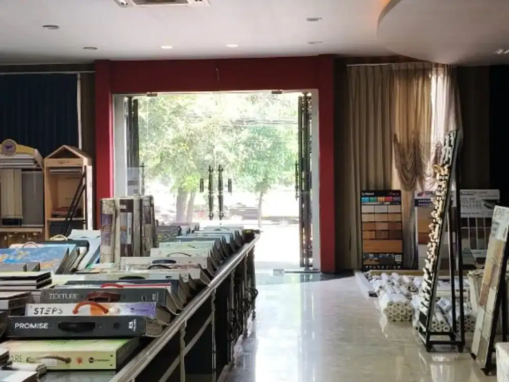 Disewakan / Dijual – Gedung Usaha Strategis Cocok untuk Office, Showroom, Dll di Tubagus Angke