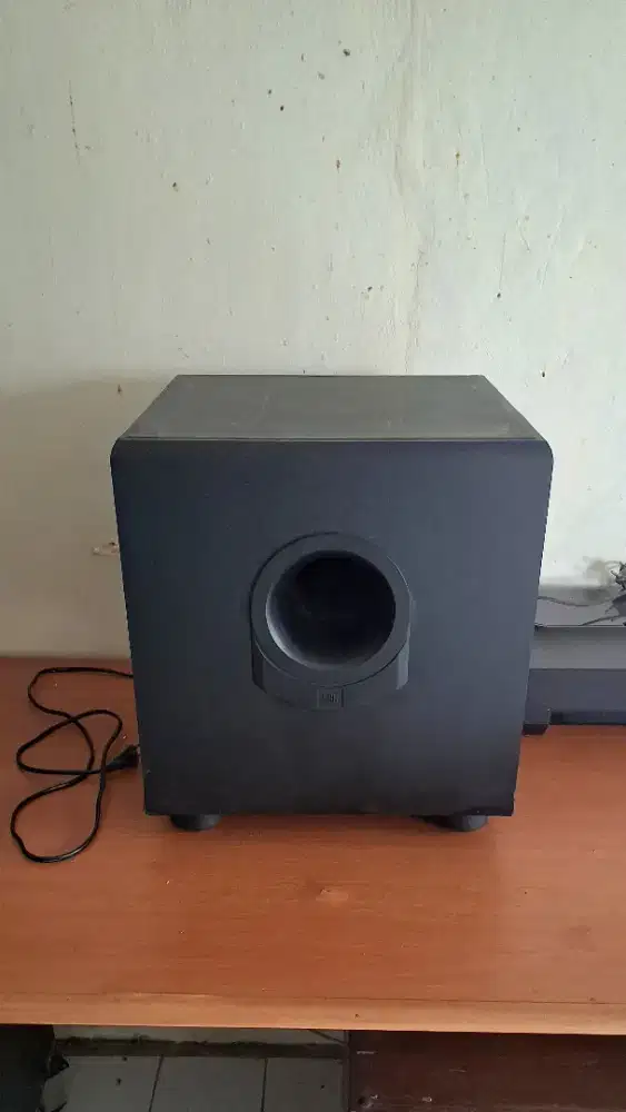 Subwoofer aktif JBL