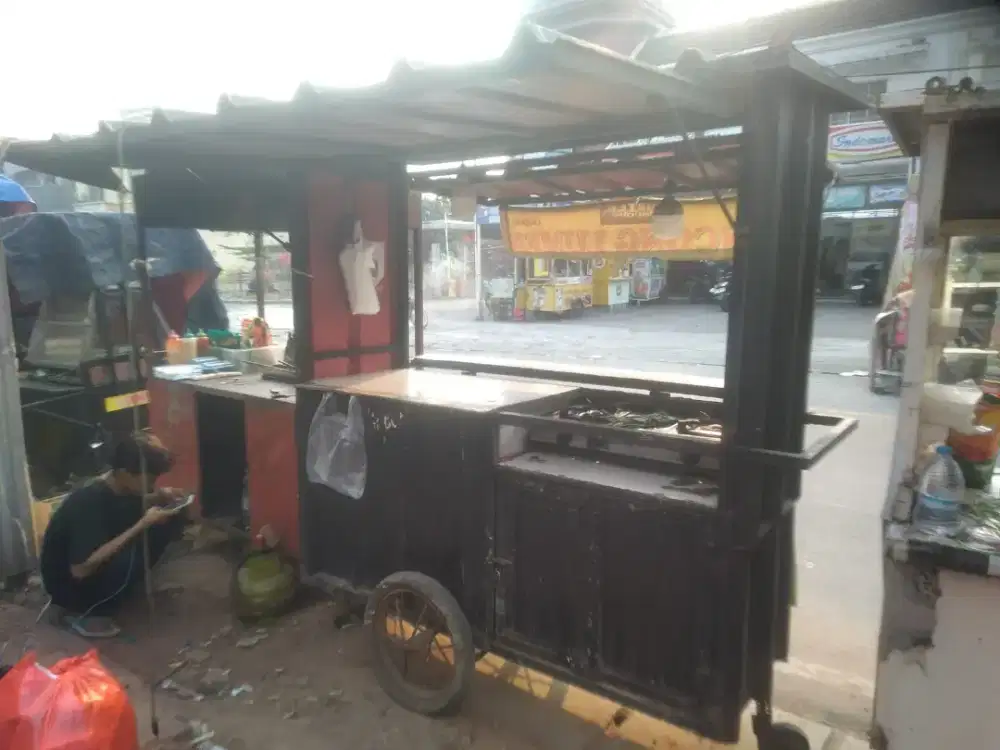 Di jual gerobak untuk jualan semi kontener boots