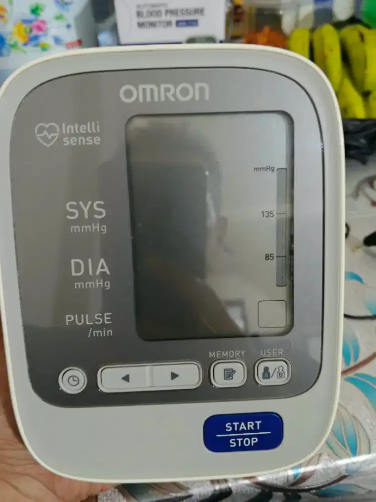 Pengukur tekanan darah otomatis Omron