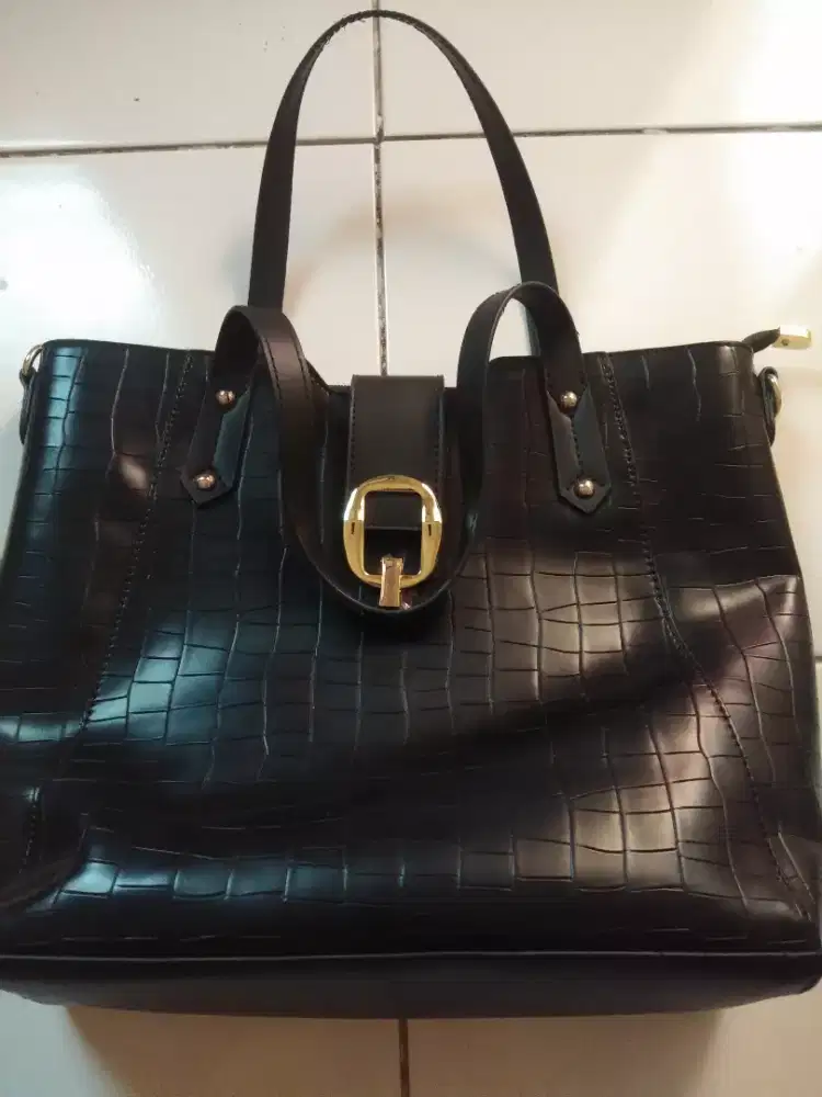 Tas kerja wanita hitam glossy