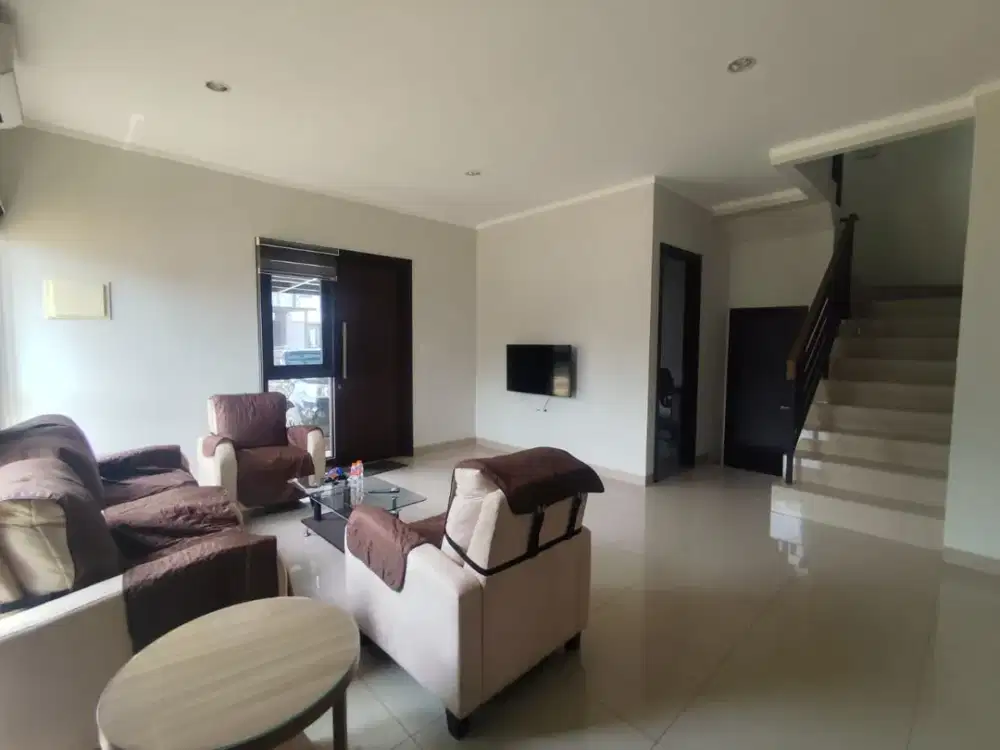 DIJUAL RUMAH 2 LANTAI 4 Kamar Tidur DI CLUSTER REGIA SUMMARECON CROWN GADING BEKASI