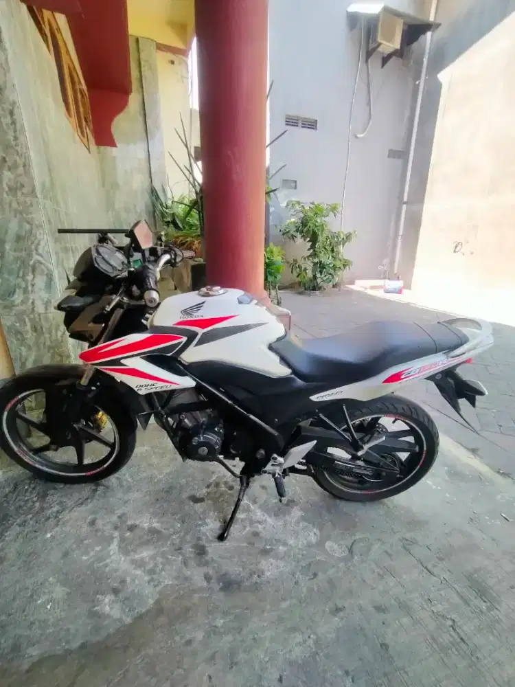 Motor CB 150 RR warna putih