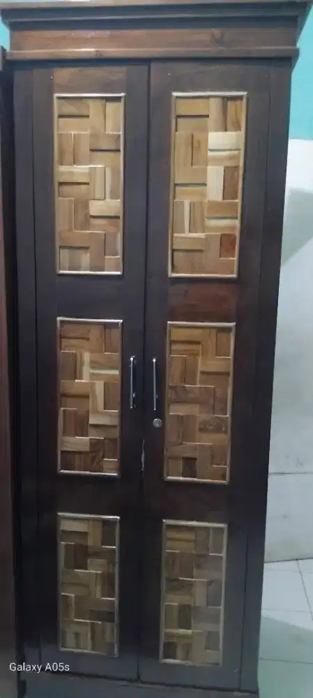 Di jual cepat lemari baju dua pintu kayu jati