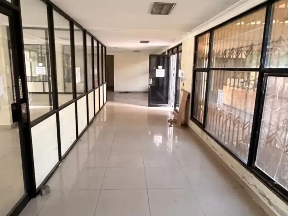 Gudang dan kantor di jalan Madukoro