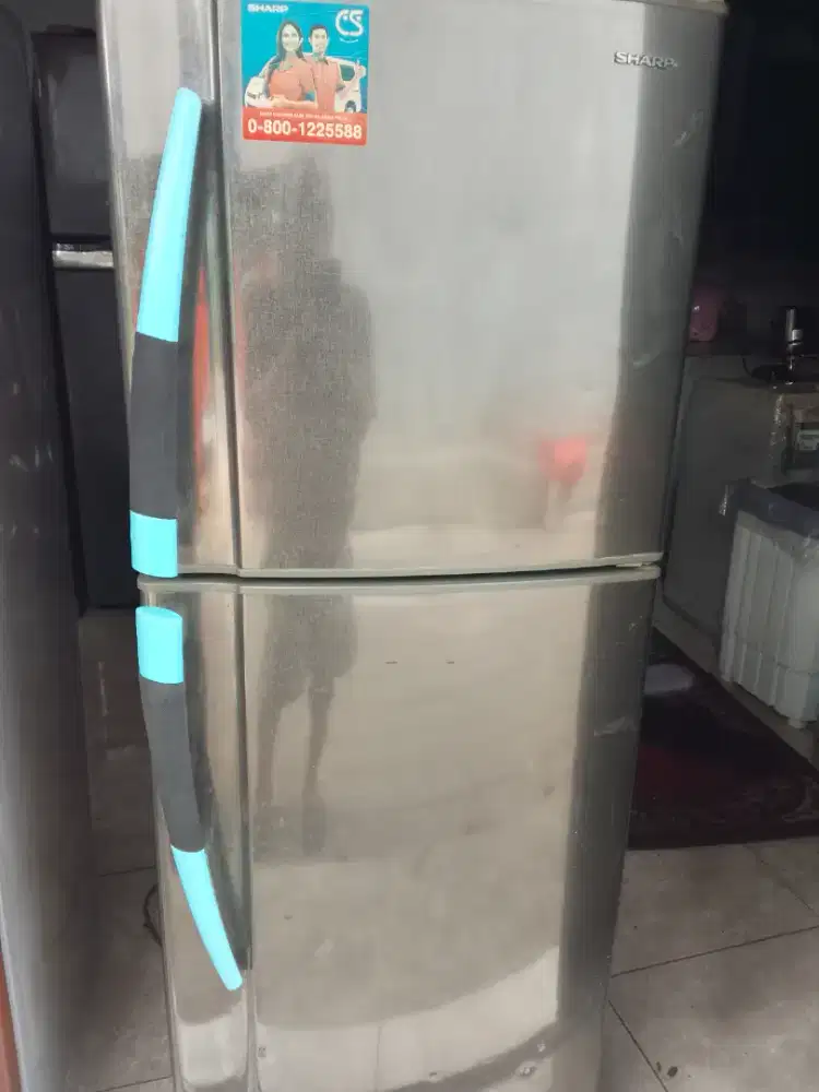 Dijual kulkas merek sharp normal