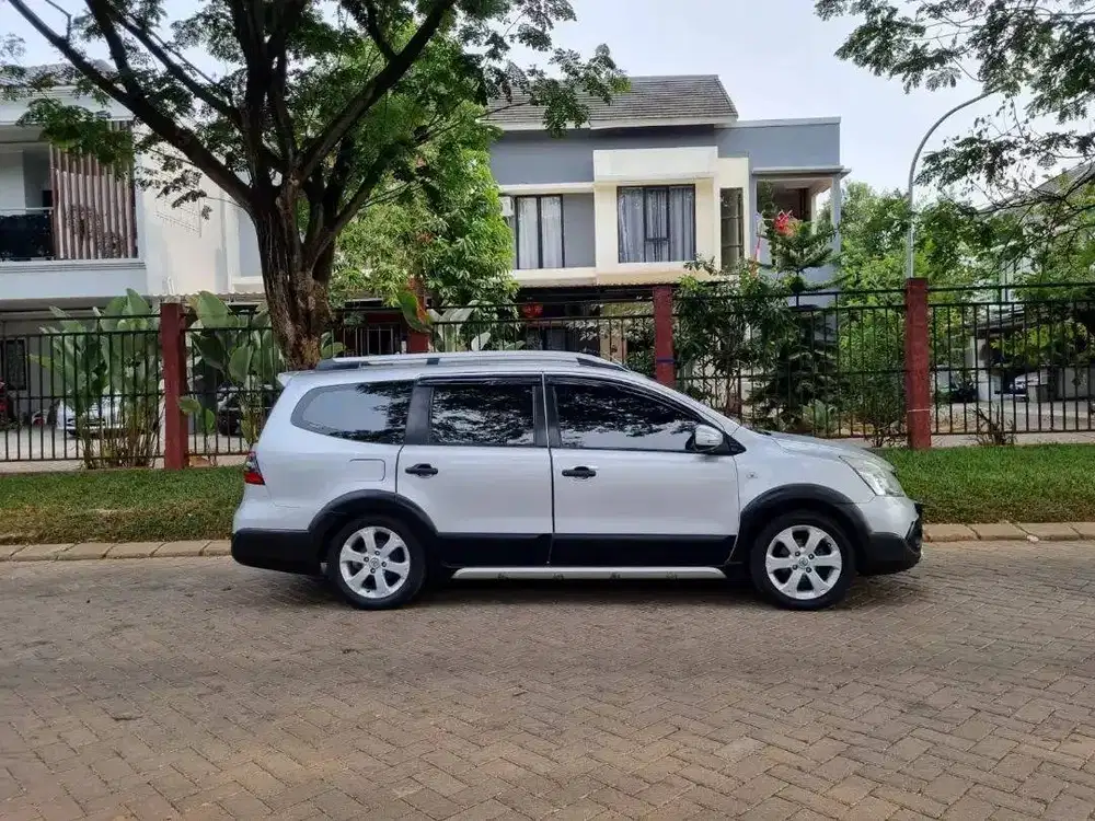 nissan grand livina (2013)