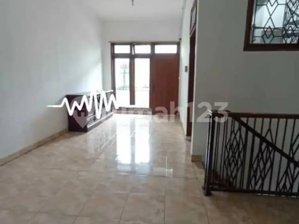 Disewakan Rumah 2 Lantai, Bagus, Siap Huni, Deket Bkt, Deket Stasiun