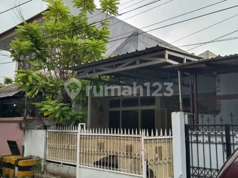 Buaran, Rumah lama di jual cepat. Aman tidak banjir