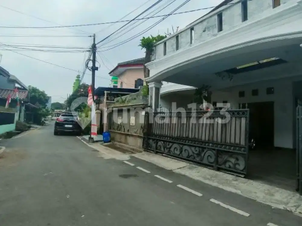 Rumah Deket ke Casablanca, Luas 200M ,Deket Stasiun Klender Strategis Aman Tidak Banjr