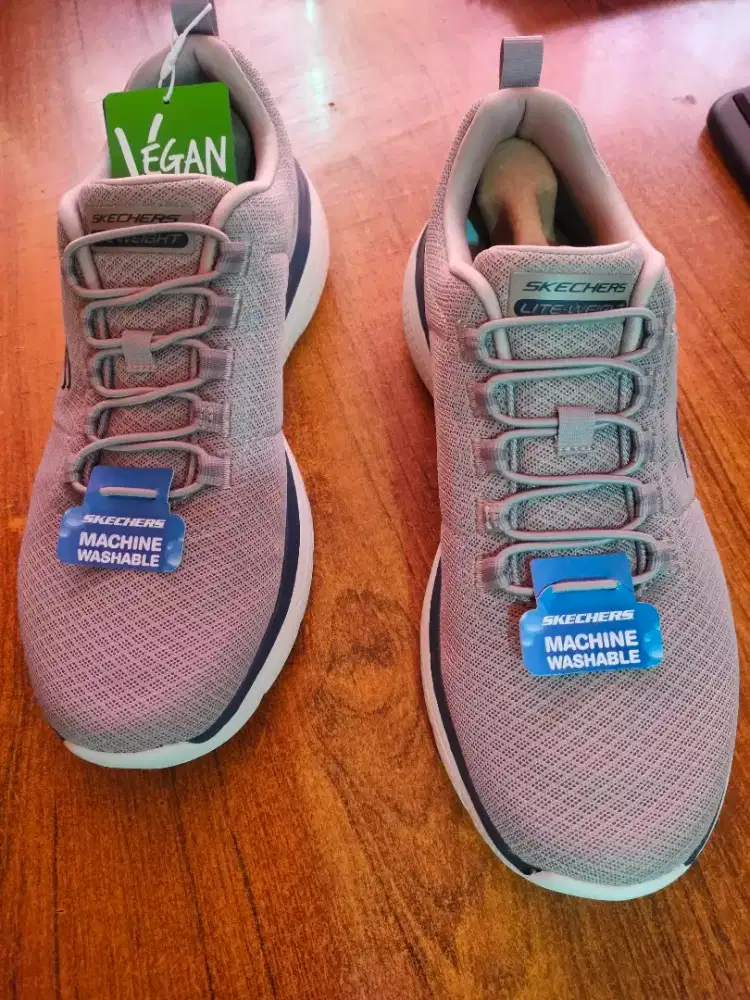 Sepatu Skechers size 43