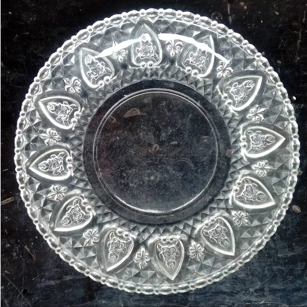 Piring motif wayang