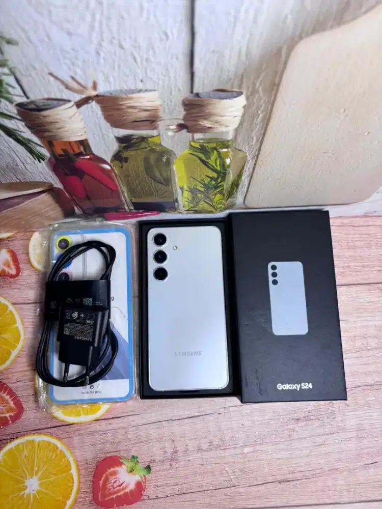 Jual hp likenew Samsung S24 5g 8/256 grns resmi istimewa free adaptor