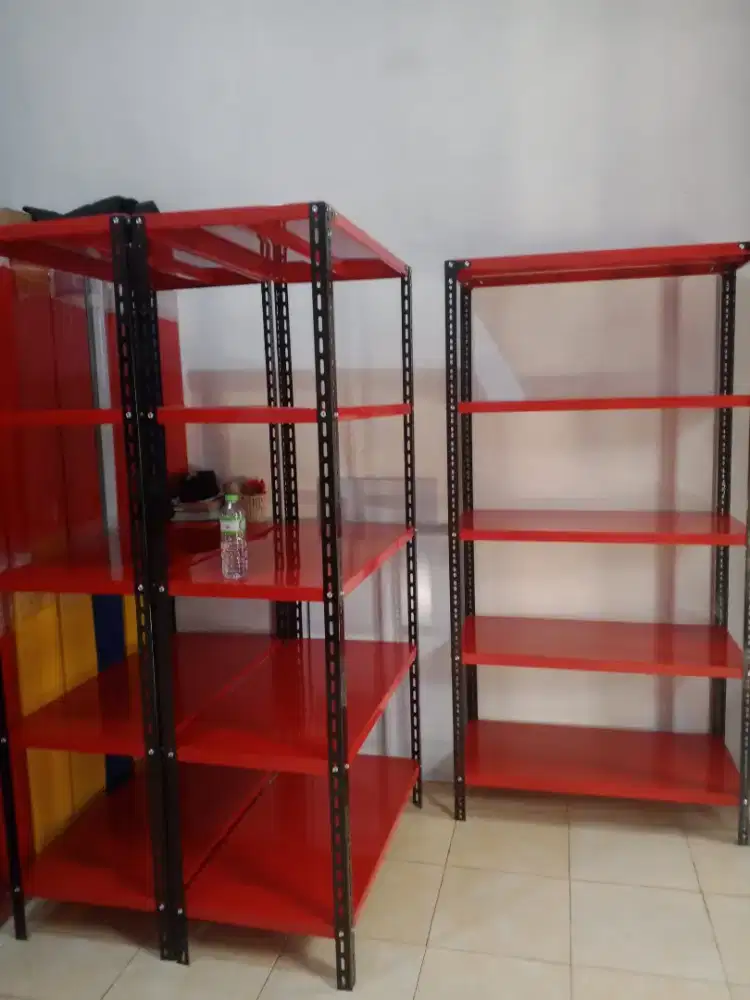 Rak besi perlengkapan kantor