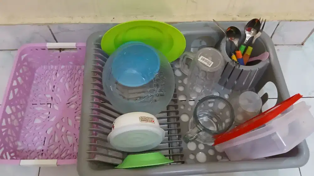 Rak piring dan perlatan makan