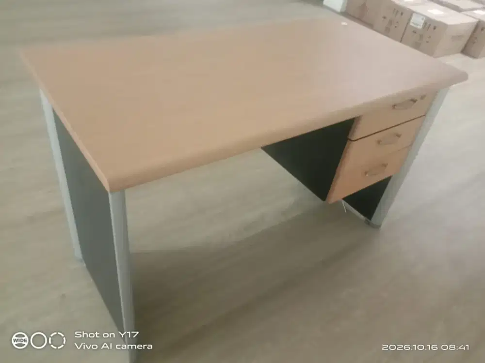 Meja kerja merk Modera