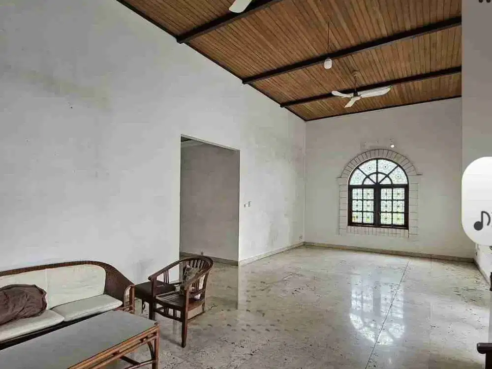 Rumah Lama Prime Location di Pondok Indah