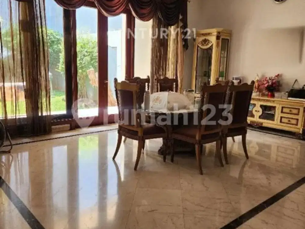 Rumah Klasik Super Luas di Jalan Raya Ramai