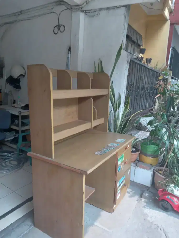 Meja belajar anak