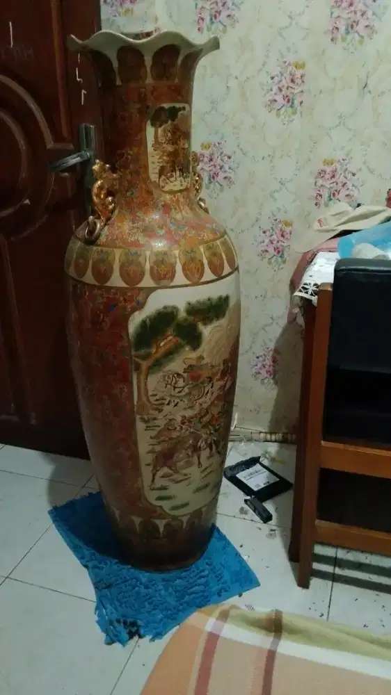 Vas keramik besar motif lukisan tiongkok