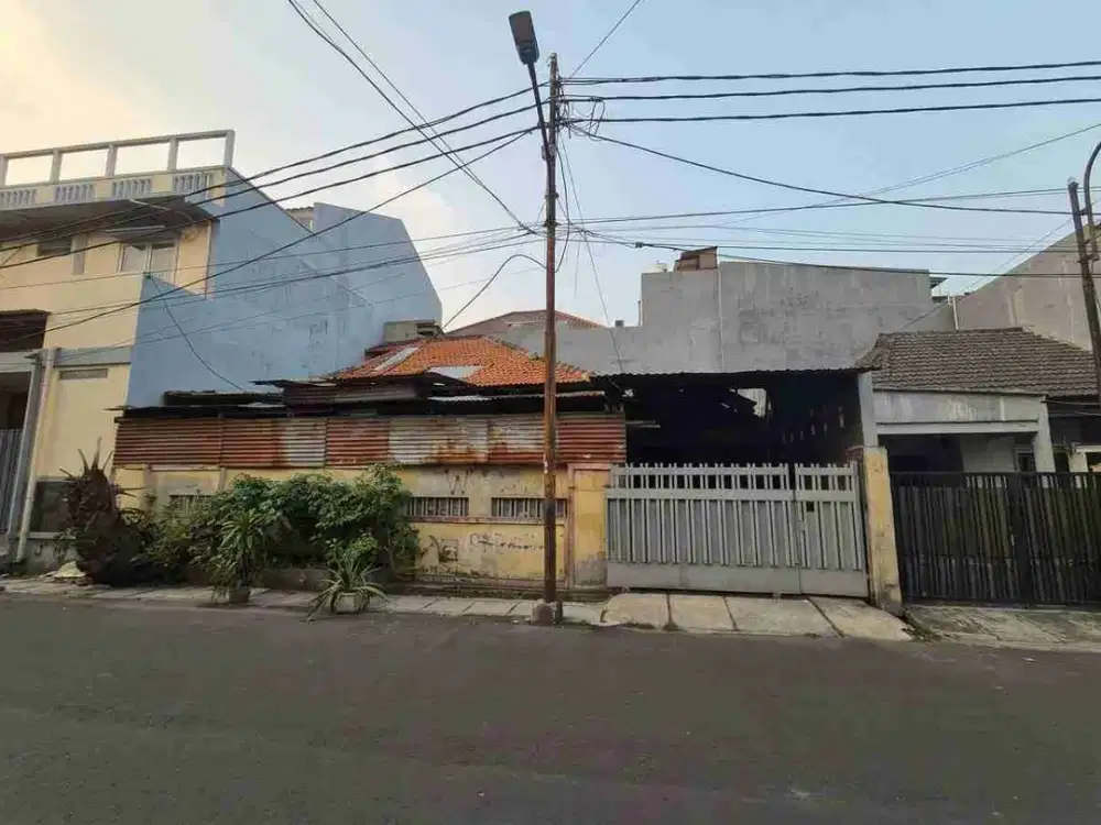 Rumah Hitung Tanah Row Jalan Besar di Duri Kepa Jakarta Barat