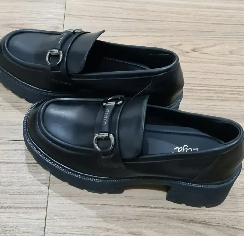 Sepatu docmart hitam beli di china harga sekitar 300an cuman pakai 1x