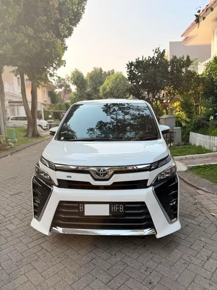 Toyota Voxy 2.0 At Tahun 2021 Warna Putih