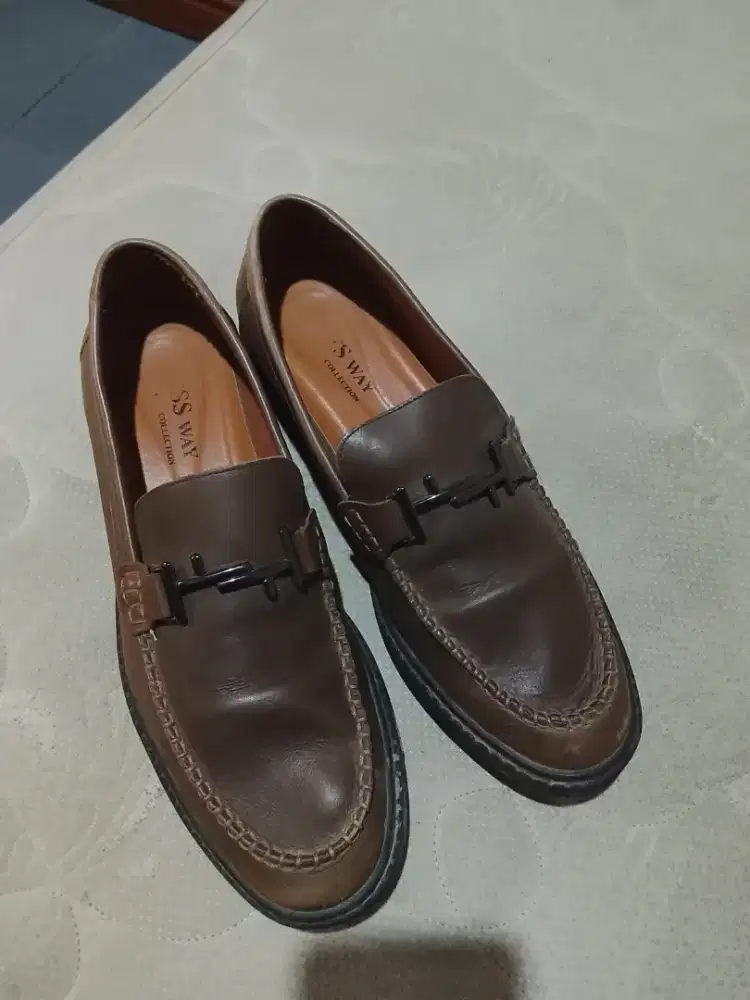 SEPATU PANTOFEL KULIT ASLI BRAND BOSS Size 43 jarang pake