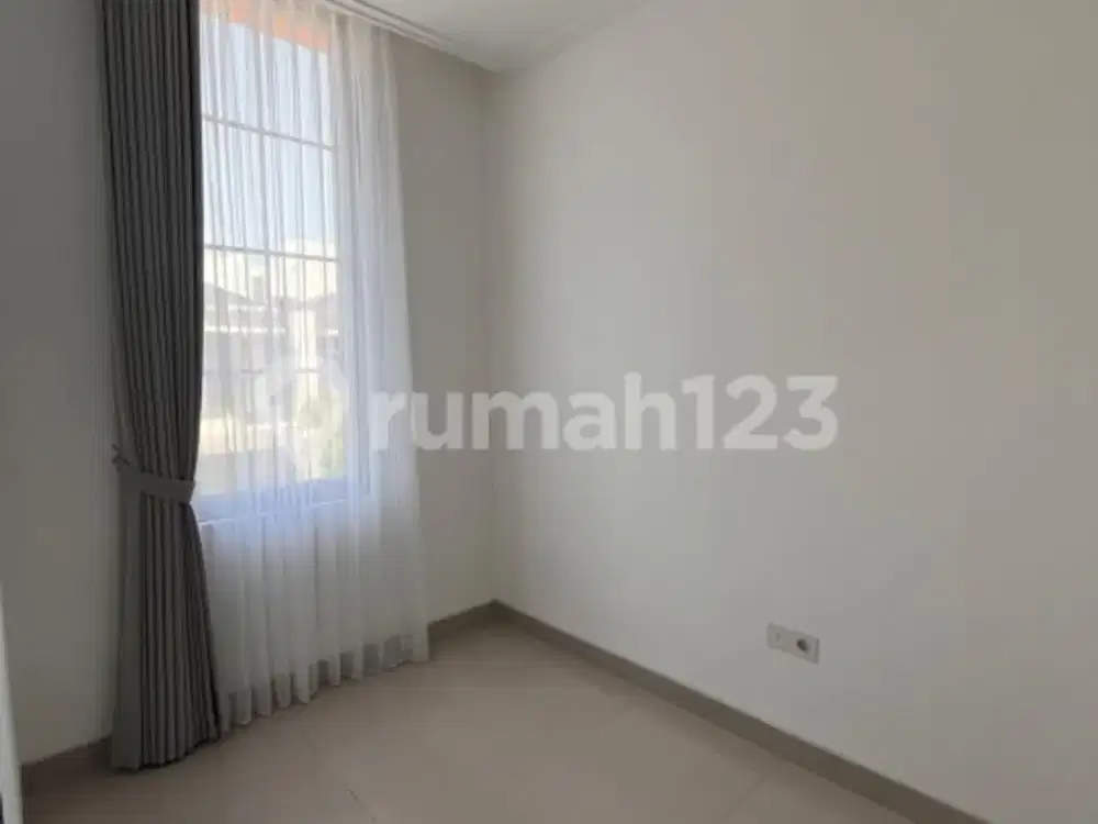 Disewakan - Rumah 3 Lantai Pik2 Semi Furnish