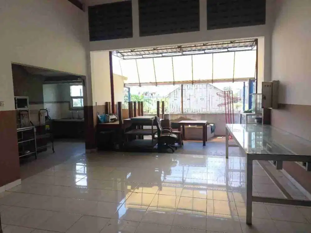 Tanah Plus Gedung Gudang Kokoh Tepi Jalan Besar Kalasan