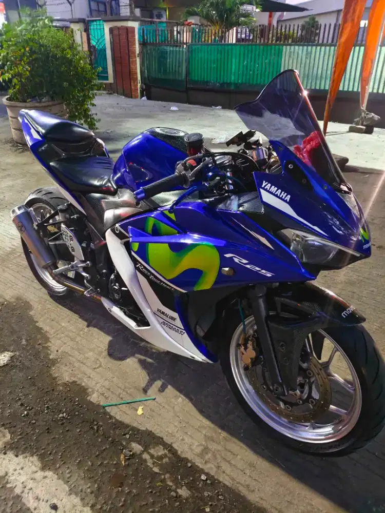Yamaha R25 Movistar