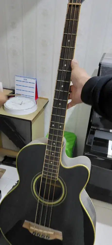 Gitar akustik bass