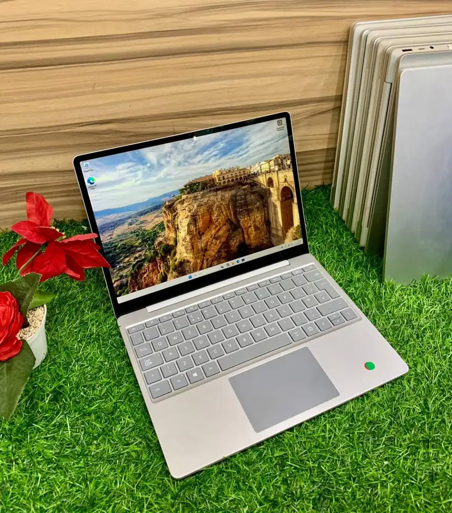 Surface Laptop Go Business i5-G10 16/256 LAYAR 12.5 Touchscreen *DC